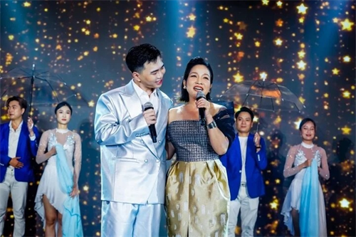 'Thiếu gia nghìn tỷ' Kiey run khi song ca với diva Mỹ Linh